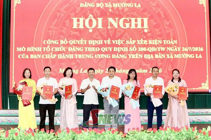 Lãnh đạo Đảng ủy xã trao quyết định thành lập các chi bộ khối Đảng.