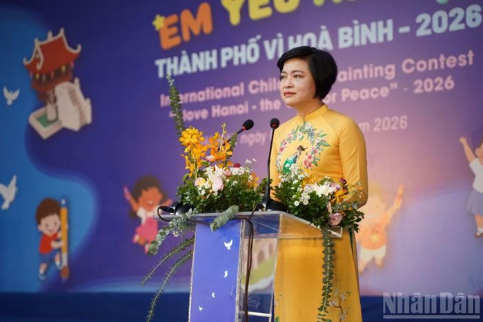 Phó Chủ tịch Thường trực Liên hiệp các Tổ chức hữu nghị thành phố Hà Nội Trần Thị Phương phát biểu khai mạc cuộc thi. (Ảnh: Khánh Lan)