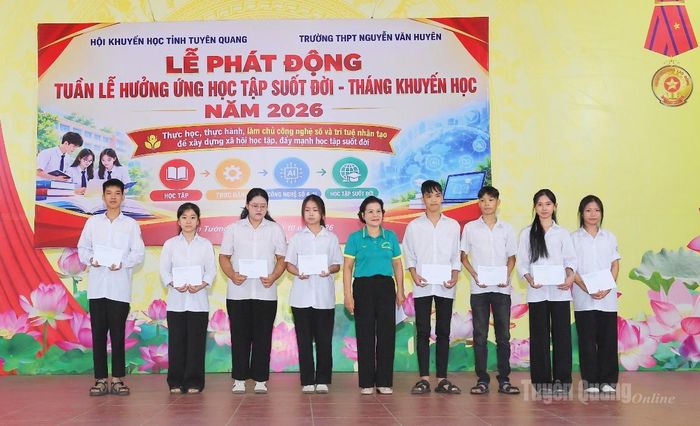 Đồng chí Chủ tịch Hội Khuyến học tỉnh Vũ Thị Bích Việt trao học bổng cho học sinh Trường THPT Nguyễn Văn Huyên có hoàn cảnh khó khăn vươn lên trong học tập.