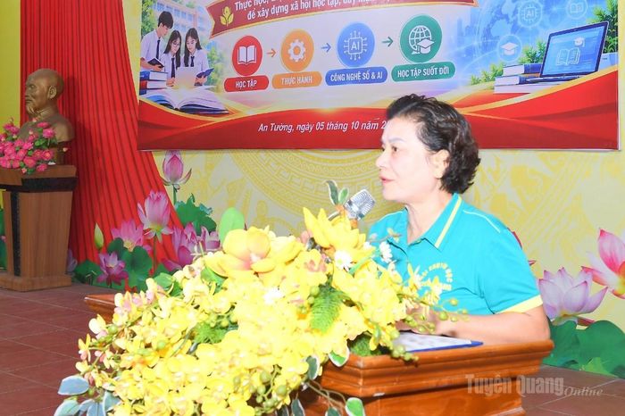 Đồng chí Chủ tịch Hội Khuyến học tỉnh Vũ Thị Bích Việt phát động hưởng ứng Tuần lễ học tập suốt đời.