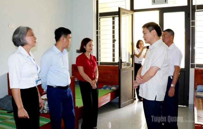 Phó Chủ tịch UBND tỉnh Đỗ Anh Tuấn kiểm tra phòng ở nội trú của học sinh.