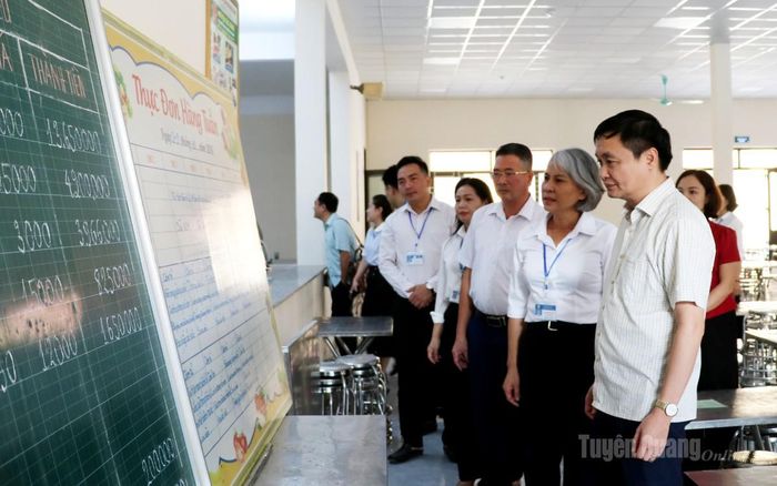 Phó Chủ tịch UBND tỉnh Đỗ Anh Tuấn kiểm tra thực đơn và chất lượng bữa ăn bán trú của học sinh.