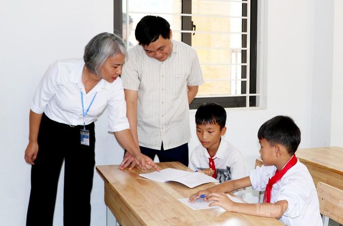 Phó Chủ tịch UBND tỉnh Đỗ Anh Tuấn thăm, động viên học sinh trong giờ học.