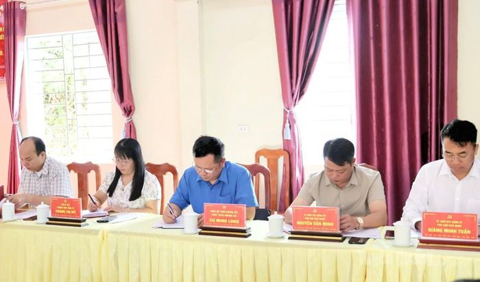 Các đại biểu dự buổi làm việc.