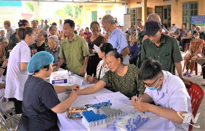 Người dân được khám sức khỏe định kỳ.