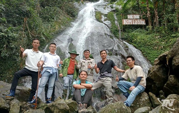 Du khách trekking khám phá sườn Đông Tam Đảo, trải nghiệm cảnh quan thiên nhiên và vẻ đẹp hoang sơ của vùng núi Thái Nguyên.