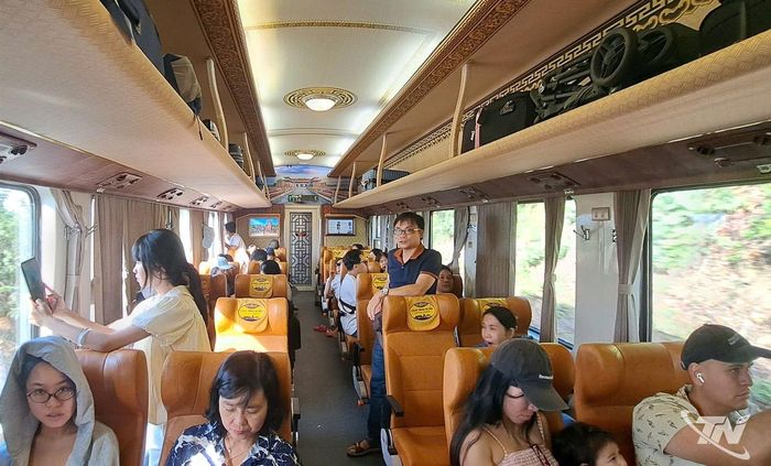 Du khách thoải mái ngắm cảnh và chụp ảnh trong “Hành trình kết nối Di sản miền Trung” bằng tàu hỏa.