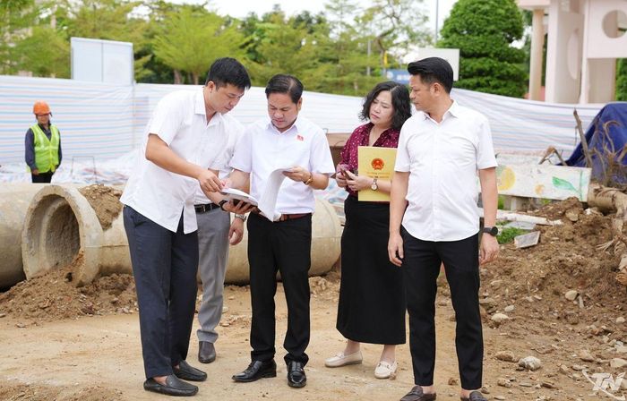 Đoàn giám sát kiểm tra thực địa tại Trường THCS Bắc Kạn.