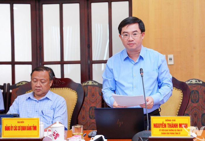 Đồng chí Nguyễn Thành Minh, Ủy viên Ban Thường vụ, Chánh Văn phòng Tỉnh ủy, phát biểu tại Hội nghị.