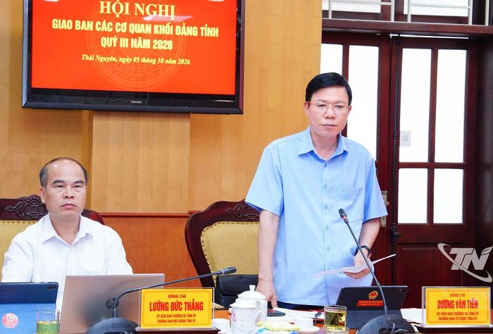 Đồng chí Dương Văn Tiến, Ủy viên Ban Thường vụ, Trưởng Ban Tổ chức Tỉnh ủy, phát biểu tại Hội nghị.