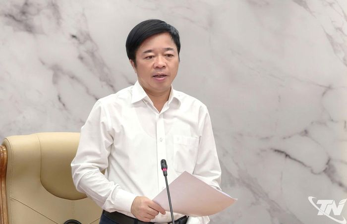 Đồng chí Bùi Văn Lương phát biểu kết luận Hội nghị.