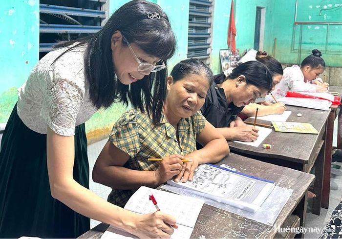 Dù mưa hay nắng, các dì, các chị vẫn đều đặn có mặt ở lớp học vào buổi tối.
