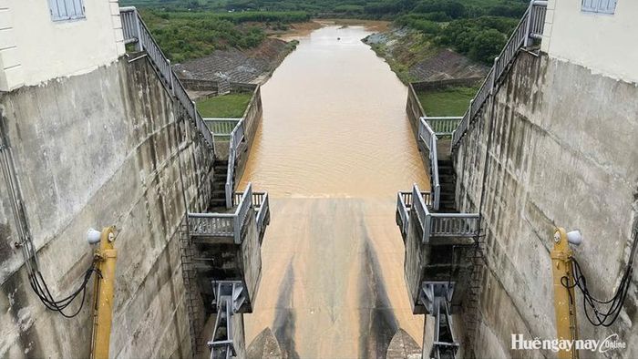  Hồ Tả Trạch điều tiết nước với tổng lượng xả duy trì từ 190 đến 230m3/s từ ngày 4/10.