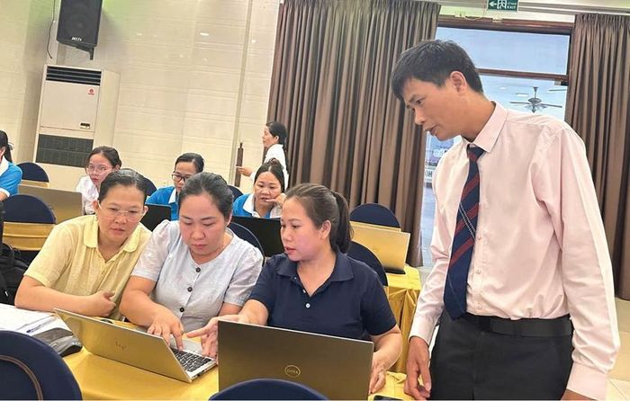 Hội LHPN thành phố Huế tổ chức tập huấn ứng dụng công nghệ số cho cán bộ hội.