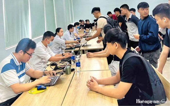 Sinh viên làm thủ tục khám sức khỏe.