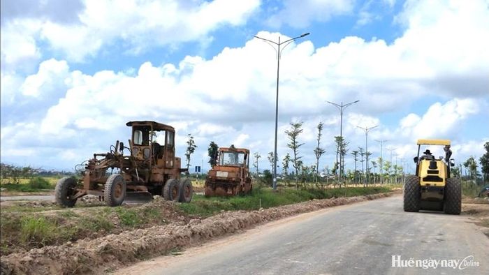  Đơn vị thi công đã đắp lại lề, chuẩn bị thảm nhựa bù lún mặt đường