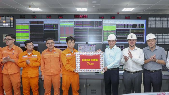 Bộ trưởng Lê Mạnh Hùng, Chủ tịch UBND tỉnh Quảng Trị Bùi Hoàng Phương và Chủ tịch HĐTV EVN Đặng Hoàng An tặng quà, động viên cán bộ, kỹ sư và người lao động đang làm nhiệm vụ tại Nhà máy Nhiệt điện Quảng Trạch I. Ảnh: EVN
