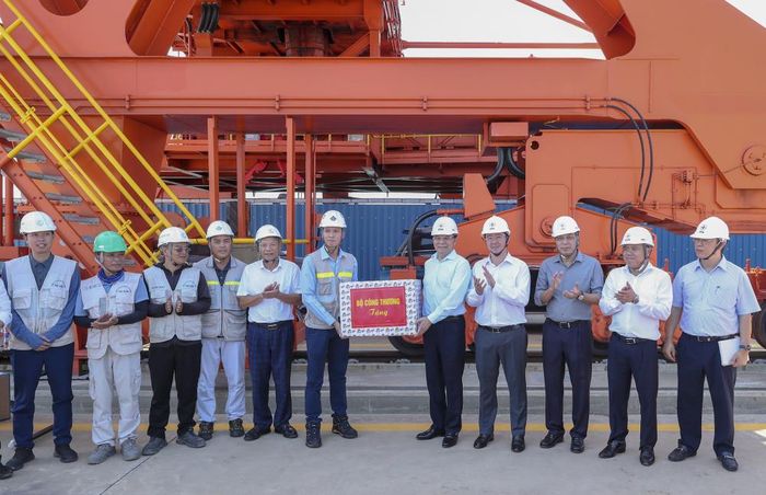 Bộ trưởng Lê Mạnh Hùng, Chủ tịch UBND tỉnh Quảng Trị Bùi Hoàng Phương và Chủ tịch HĐTV EVN Đặng Hoàng An thăm hỏi, tặng quà cán bộ, kỹ sư đơn vị nhà thầu. Ảnh: EVN