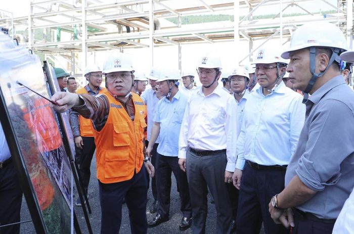 Bộ trưởng Lê Mạnh Hùng cùng đoàn công tác nghe báo cáo về tình hình triển khai các dự án tại Trung tâm Điện lực Quảng Trạch. Ảnh: EVN