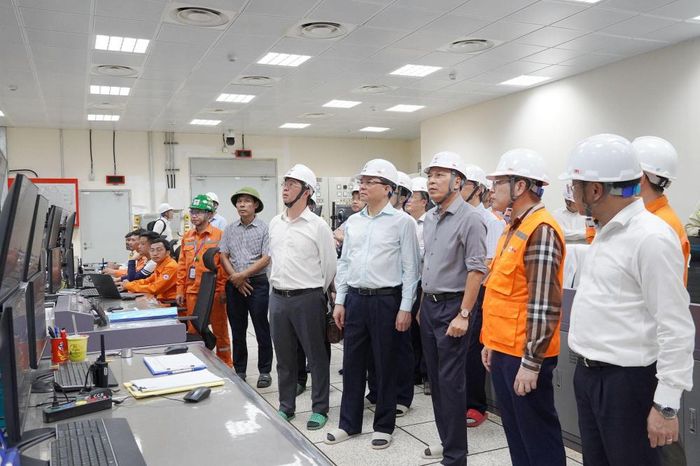 Bộ trưởng Lê Mạnh Hùng cùng lãnh đạo tỉnh Quảng Trị và lãnh đạo EVN kiểm tra công tác vận hành chạy thử Nhà máy Nhiệt điện Quảng Trạch 1 tại phòng điều khiển trung tâm. Ảnh: quangtri.gov.vn