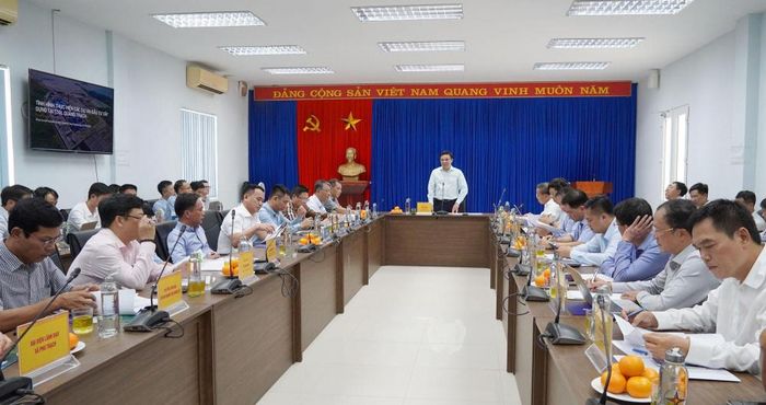 Bộ trưởng Bộ Công Thương Lê Mạnh Hùng chủ trì buổi làm việc. Ảnh: quangtri.gov.vn
