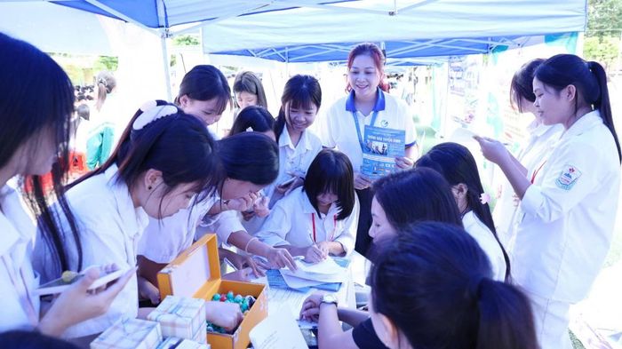Thái Nguyên tiếp tục nâng cao chất lượng đào tạo, tăng thời lượng thực hành, mở rộng đào tạo theo đơn đặt hàng của doanh nghiệp, đồng thời xây dựng cơ chế để chuyên gia, kỹ sư và người lao động có thể liên tục cập nhật công nghệ mới