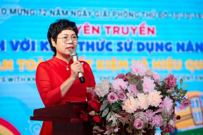Cô Vũ Thị Ánh Tuyết - Bí thư Đảng bộ, Hiệu trưởng Trường Tiểu học Nguyễn Viết Xuân phát biểu khai mạc Chương trình.