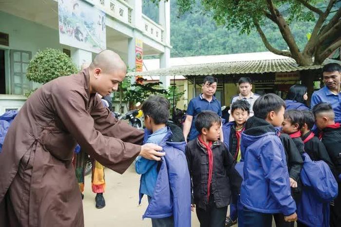 Thầy Thích Chánh Minh thường tham gia hướng dẫn khóa tu, từ thiện hướng tới trẻ em nghèo, vùng sâu vùng xa - Ảnh: NVCC