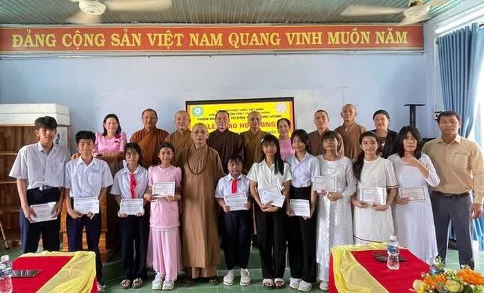 Trao học bổng đến các em học sinh Trường THCS Xuân Hải (Phân hiệu THCS Mai Thúc Loan)