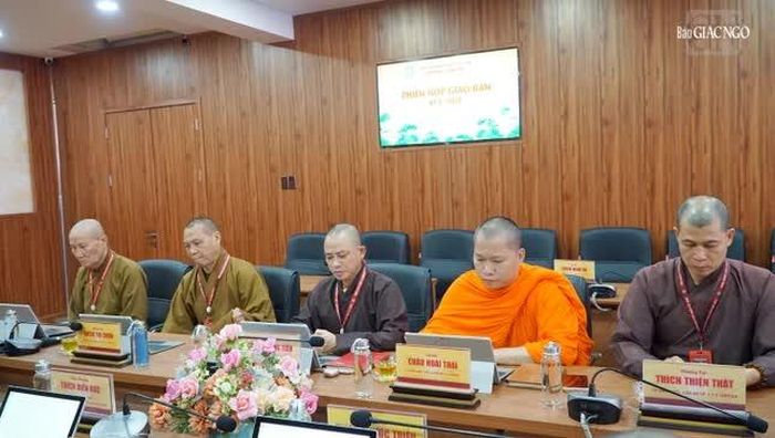 Chư tôn đức tham dự họp