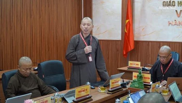 Thượng tọa Thích Minh Nhẫn phát biểu tại buổi họp