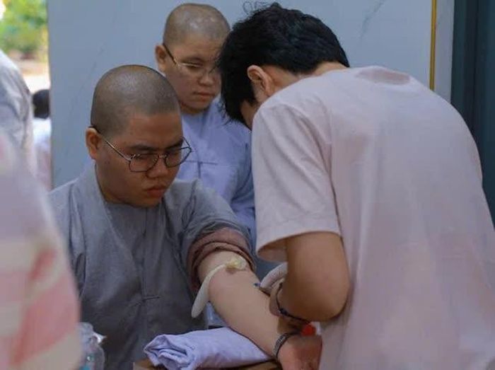  Chăm sóc sức khỏe cho Tăng Ni sinh - Ảnh: T.N 