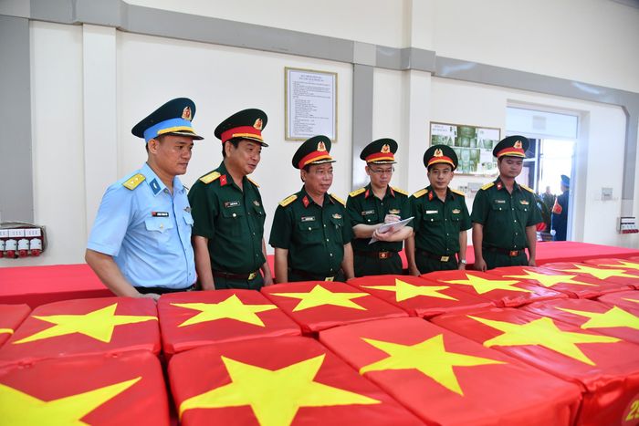 Đại tá Nguyễn Thúc Linh, Phó Chủ nhiệm Chính trị Quân khu, Phó Trưởng Ban Thường trực Ban Chỉ đạo 515 Quân khu 9 (thứ hai từ trái sang), kiểm tra mẫu sinh phẩm tại phòng bảo quản.