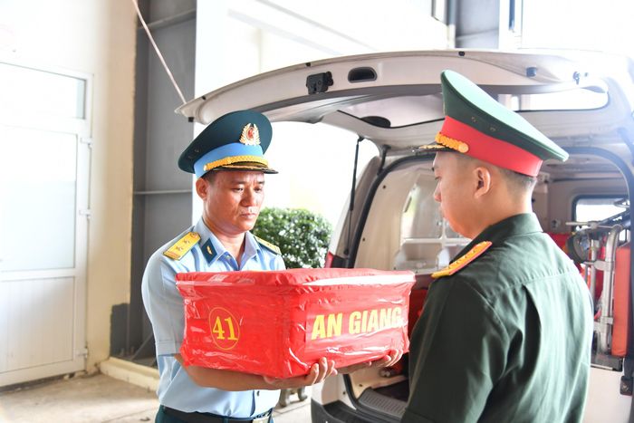 Đại diện Quân chủng Phòng không - Không quân và Quân khu 9 tiếp nhận mẫu sinh phẩm hài cốt liệt sĩ từ Ban Chỉ đạo 515 tỉnh An Giang.
