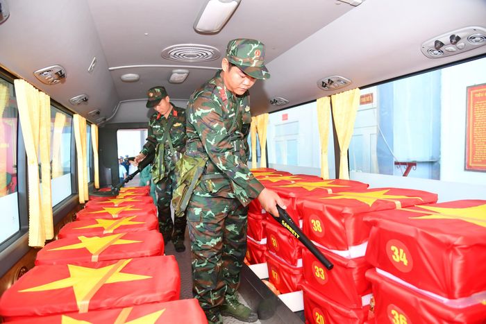 Lực lượng Công binh kiểm tra an ninh, an toàn trên xe vận chuyển mẫu sinh phẩm.