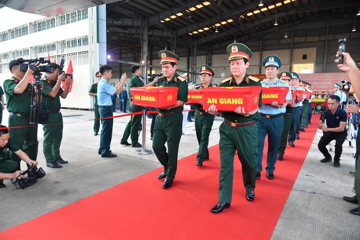 Lãnh đạo Bộ Tư lệnh Quân khu 9 đưa các mẫu sinh phẩm hài cốt liệt sĩ lên máy bay.