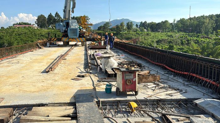 Theo đại diện giám sát Ban QLDA Giao thông và Nông nghiệp TP Huế, sau thời gian tăng tốc thi công hoàn thành lao những dầm cầu cuối cùng tại đầu mố M2 và trụ T5 và công trình đã chính thức hợp long. Các hạng mục được triển khai theo yêu cầu kỹ thuật và quy mô thiết kế của dự án.