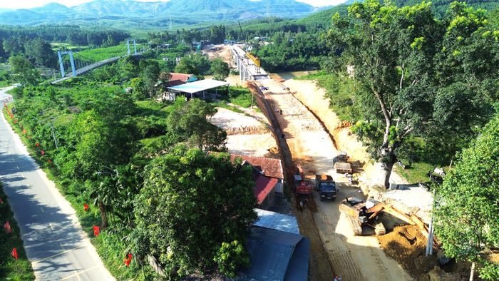 Dự kiến cuối tháng 10/2026, phấn đấu hoàn thành toàn bộ dự án, rút ngắn quá trình xây dựng so với kế hoạch ban đầu để sớm phục vụ nhu cầu đi lại của người dân.