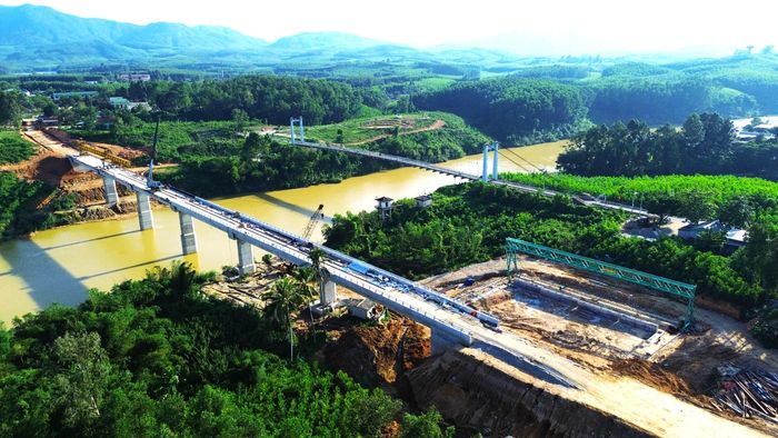 Dự án xây dựng mới cầu Bình Thành bắc qua nhánh Hữu Trạch, thượng nguồn sông Hương có tổng chiều dài khoảng 500m, điểm đầu tại Km 0+0.00 giao quốc lộ 49, điểm cuối tại ngã ba giao với đường liên thôn Bình Thành cách mố cầu hiện tại khoảng 200m.