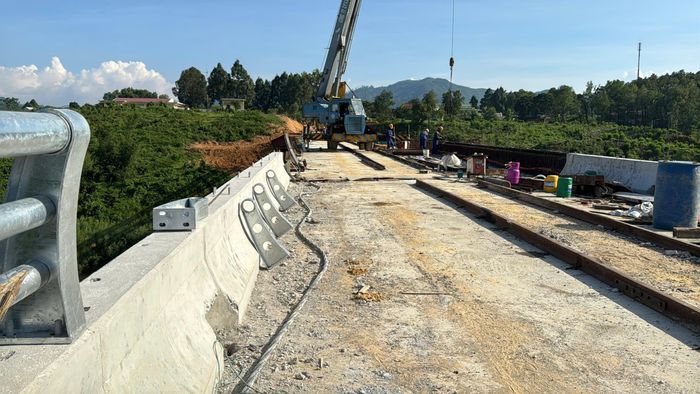 Đại diện Ban QLDA Giao thông và Nông nghiệp TP Huế thông tin, cầu Bình Thành mới có chiều dài hơn 254,5m, rộng 8,5m, gồm 6 nhịp dầm bê tông cốt thép dự ứng lực có tiết diện chữ T.