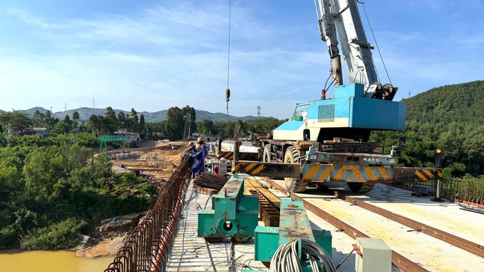 Theo Nguyễn Đình Quyền, Phó giám đốc Ban QLDA Giao thông và Nông nghiệp TP Huế, chủ đầu tư đang yêu cầu nhà thầu tập trung nhân lực, phương tiện, tranh thủ những ngày điều kiện thời tiết thuận lợi để đẩy nhanh tiến độ.