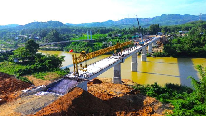 Theo ghi nhận của PV, cầu Bình Thành mới được thiết kế 6 nhịp dầm giản đơn Super T, với chiều dài toàn cầu 254,5m và rộng 8,5m. Sau 6 tháng thi công nhà thầu đã hoàn thành mố M1, M2 và 5 trụ; lao 24 dầm cầu; xử lý bản mặt cầu nhịp; lắp đặt lan can nhịp 1, 2, 3.