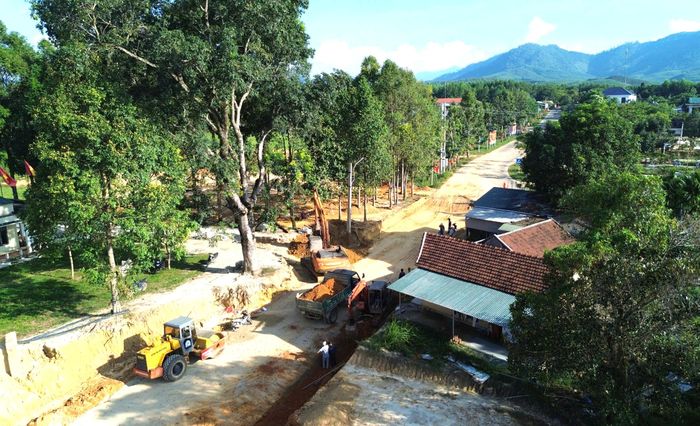 Nguyên nhân do thời tiết mưa nhiều ảnh hưởng đến thi công nền đường. Ngoài ra, tận dụng đất đắp từ đường công vụ mố M2 về đắp ở phía M1 và bãi đúc hiện đang thi công nên ảnh hưởng đến tiến độ thi công đường.