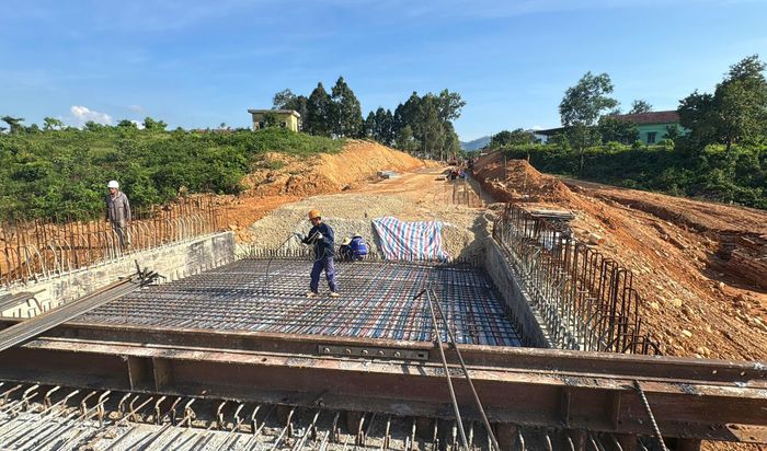 Công trình khởi công vào tháng 3 và dự kiến hoàn thành tháng 10/2026 do Ban QLDA Đầu tư xây dựng công trình giao thông TP Huế làm chủ đầu tư (nay là Ban QLDA Giao thông và Nông nghiệp TP Huế).