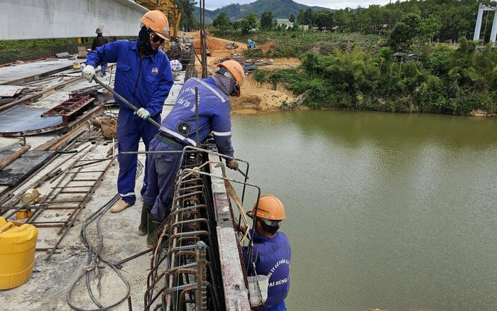 Tại hiện trường, nhà thầu đang tập trung đẩy nhanh tiến độ thi công lan can nhịp 4, 5, 6, đường dẫn hai đầu cầu và thi công nền mặt đường…