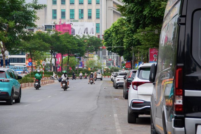 Anh Đỗ Phan Thanh, người dân phố Ô Chợ Dừa, cho rằng việc điều chỉnh mặt đường là cần thiết trong bối cảnh lưu lượng phương tiện qua đây ngày càng lớn. Theo anh, vào giờ cao điểm, phương tiện tập trung đông, đặc biệt khu vực gần nút giao Hoàng Cầu, khiến việc di chuyển mất nhiều thời gian. Việc xén bớt dải phân cách, tăng diện tích mặt đường sẽ tạo thêm không gian lưu thông, góp phần hạn chế tình trạng dồn ứ.