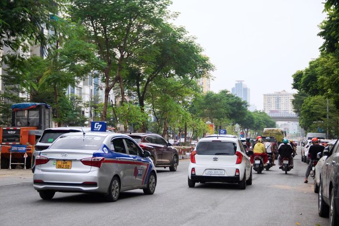 Theo ông Trần Hữu Bảo, Phó giám đốc Sở Xây dựng Hà Nội, phố Ô Chợ Dừa là tuyến kết nối trực tiếp trục Kim Liên - Xã Đàn với khu vực Hoàng Cầu - Voi Phục. Tuyến bắt đầu từ nút giao Ô Chợ Dừa, nơi hội tụ nhiều trục đường lớn như: Xã Đàn, Tôn Đức Thắng, Khâm Thiên, Đê La Thành, Ô Chợ Dừa và Nguyễn Lương Bằng. Với mặt bằng rộng, nhiều hướng giao cắt phức tạp, nút giao này có mật độ phương tiện cao, thường xuyên xảy ra ùn ứ vào giờ cao điểm. Để tháo gỡ điểm nghẽn, Sở Xây dựng Hà Nội điều chỉnh tổ chức giao thông trên đoạn từ số nhà 34 đến số 80, xén bớt dải phân cách giữa để mở rộng lòng đường, tổ chức 3 làn xe chạy mỗi chiều.