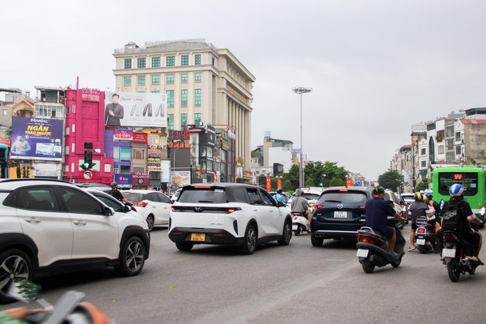 Dòng phương tiện di chuyển chậm qua phố Ô Chợ Dừa vào giờ cao điểm.