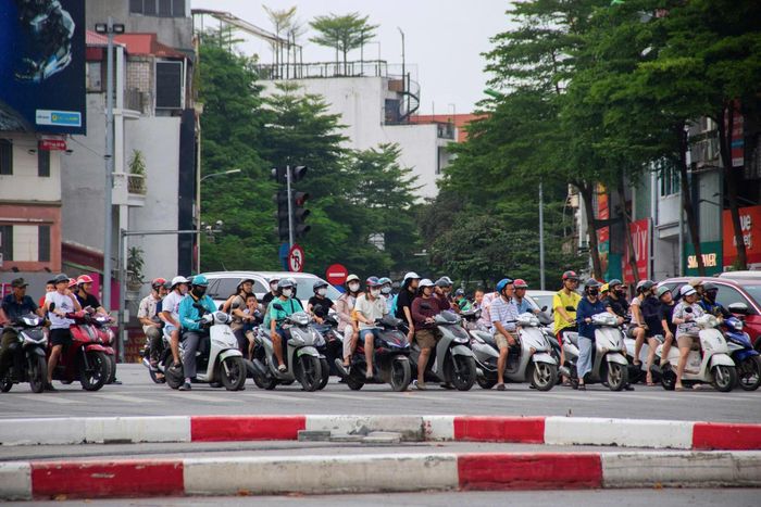 Ông Đàm Quang Bảo, Giám đốc Ban Duy tu các công trình giao thông TP Hà Nội, cho biết dự án xén dải phân cách trên đường Ô Chợ Dừa phấn đấu hoàn thành trước ngày 10/10. Để bảo đảm tiến độ, nhà thầu tổ chức thi công liên tục cả ngày lẫn đêm.