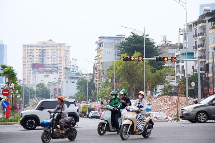 Theo Sở Xây dựng Hà Nội, từ ngày 9/10, phương án điều chỉnh tổ chức giao thông trên phố Ô Chợ Dừa sẽ chính thức được áp dụng. Lòng đường sau khi mở rộng được tổ chức thành 3 làn xe mỗi chiều, từng bước tháo gỡ điểm nghẽn tại khu vực nút giao Hoàng Cầu - Vành đai 1.Việc mở rộng lòng đường Ô Chợ Dừa được kỳ vọng tăng khả năng thông hành, hạn chế ùn tắc và khai thác hiệu quả hơn tuyến Vành đai 1 sau khi thông xe kỹ thuật.